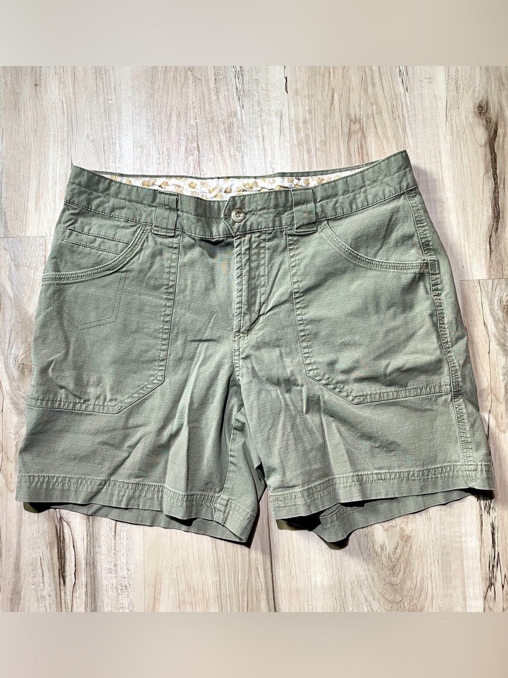 Columbia muted Green Women's Utility hiking outdoor Shorts, size: 8